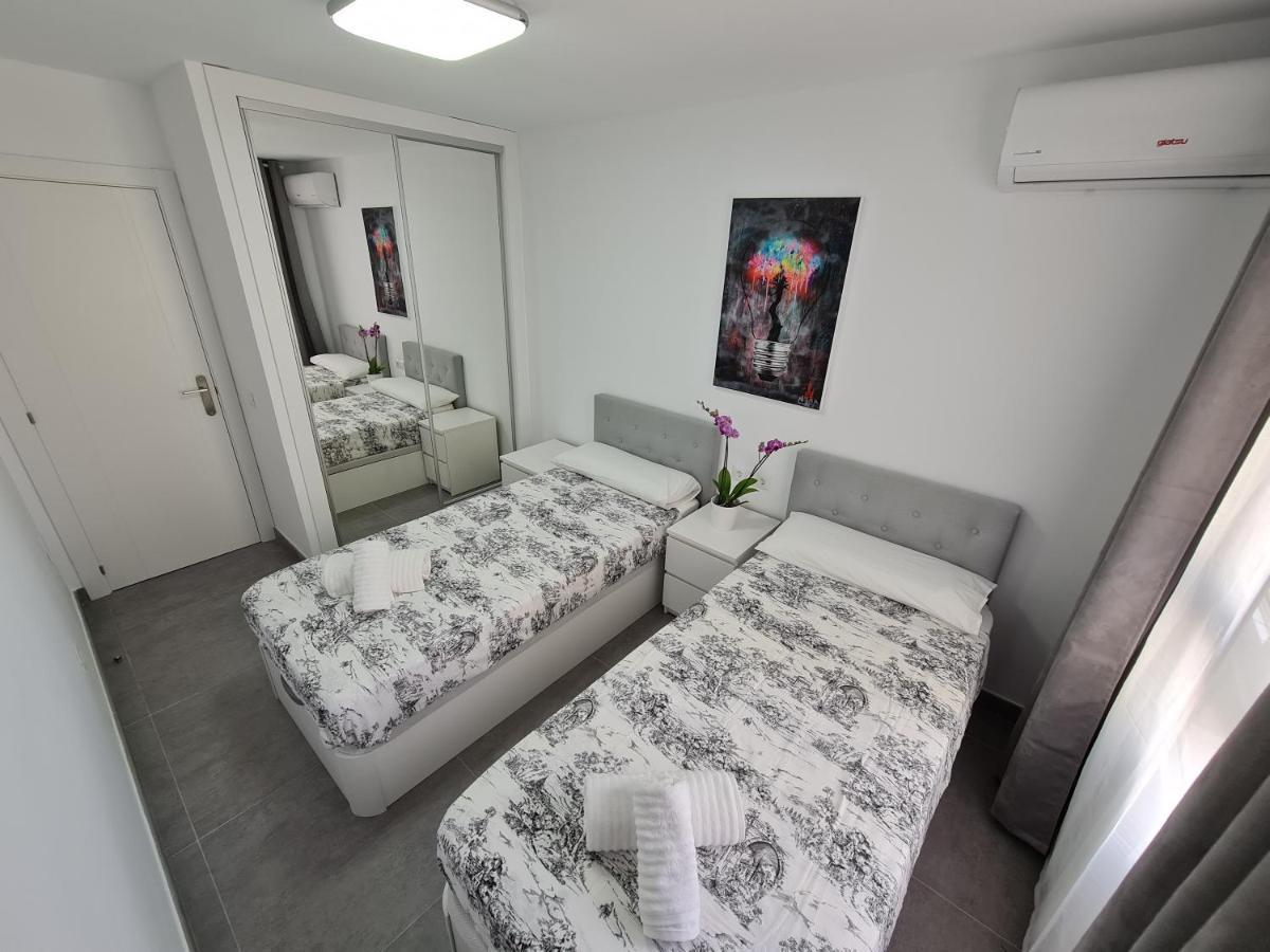 Modern 3 Bedroom Luxury Apartment In トレモリノス エクステリア 写真